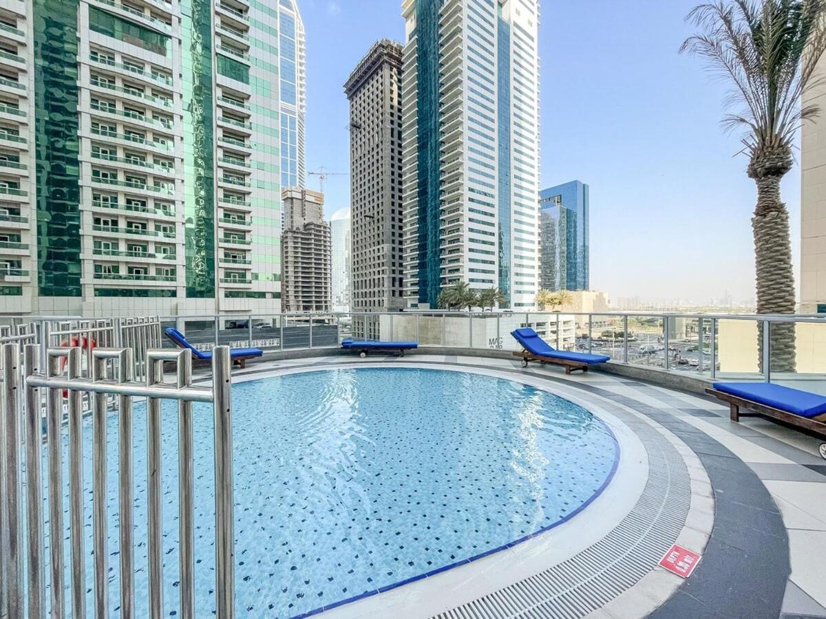 Dazzling 2-bedrooms With Eye-catching Artwork In Marina! *