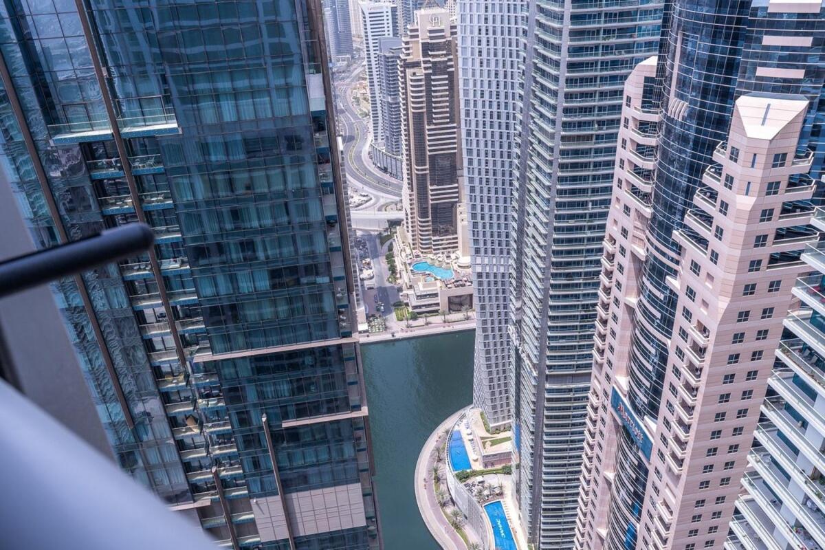 Dazzling 2-bedrooms With Eye-catching Artwork In Marina! Apartment