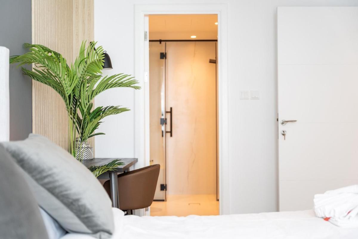 Dazzling 2-bedrooms With Eye-catching Artwork In Marina! Apartment *