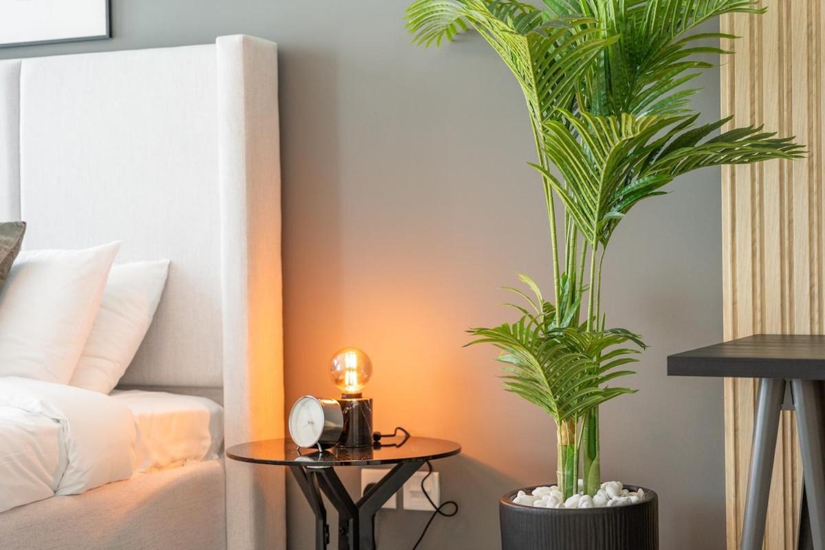 Dazzling 2-bedrooms With Eye-catching Artwork In Marina! *