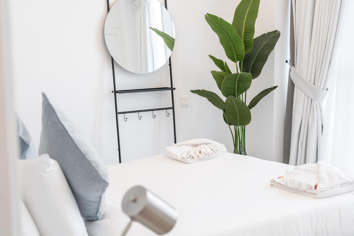 Dazzling 2-bedrooms With Eye-catching Artwork In Marina! Apartment
