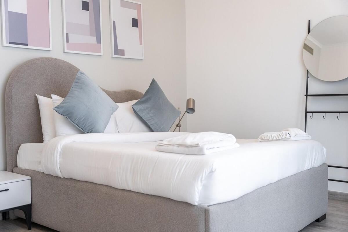 Dazzling 2-bedrooms With Eye-catching Artwork In Marina! * Dubai