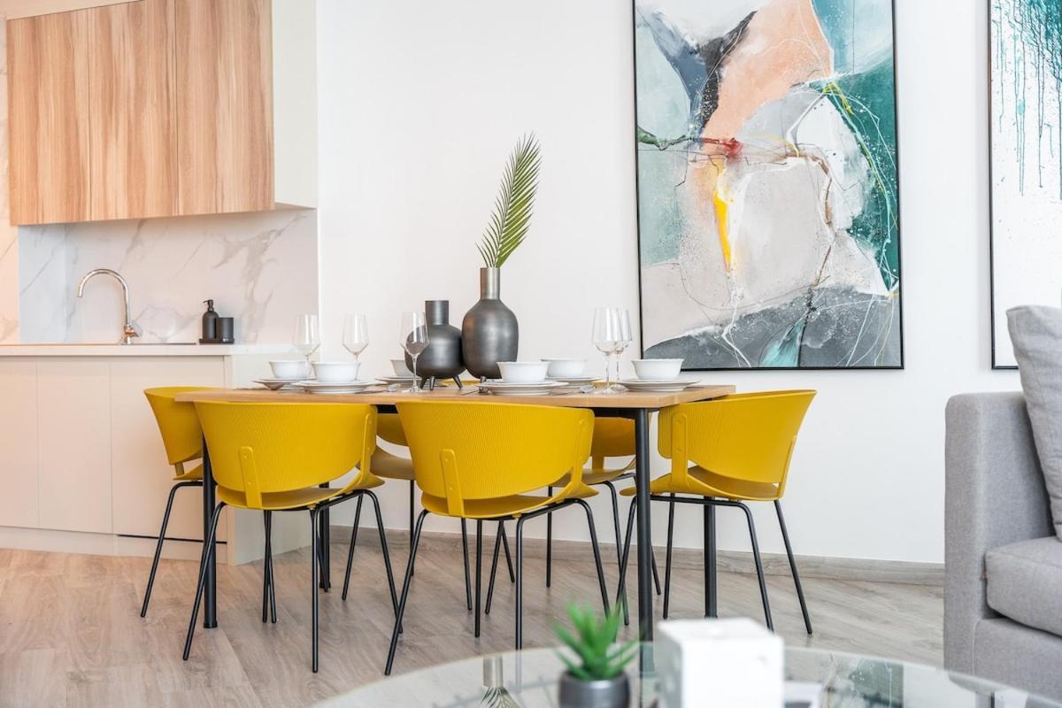 Dazzling 2-bedrooms With Eye-catching Artwork In Marina!