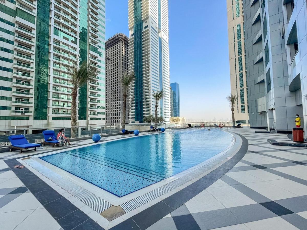 Dazzling 2-bedrooms With Eye-catching Artwork In Marina! Apartment