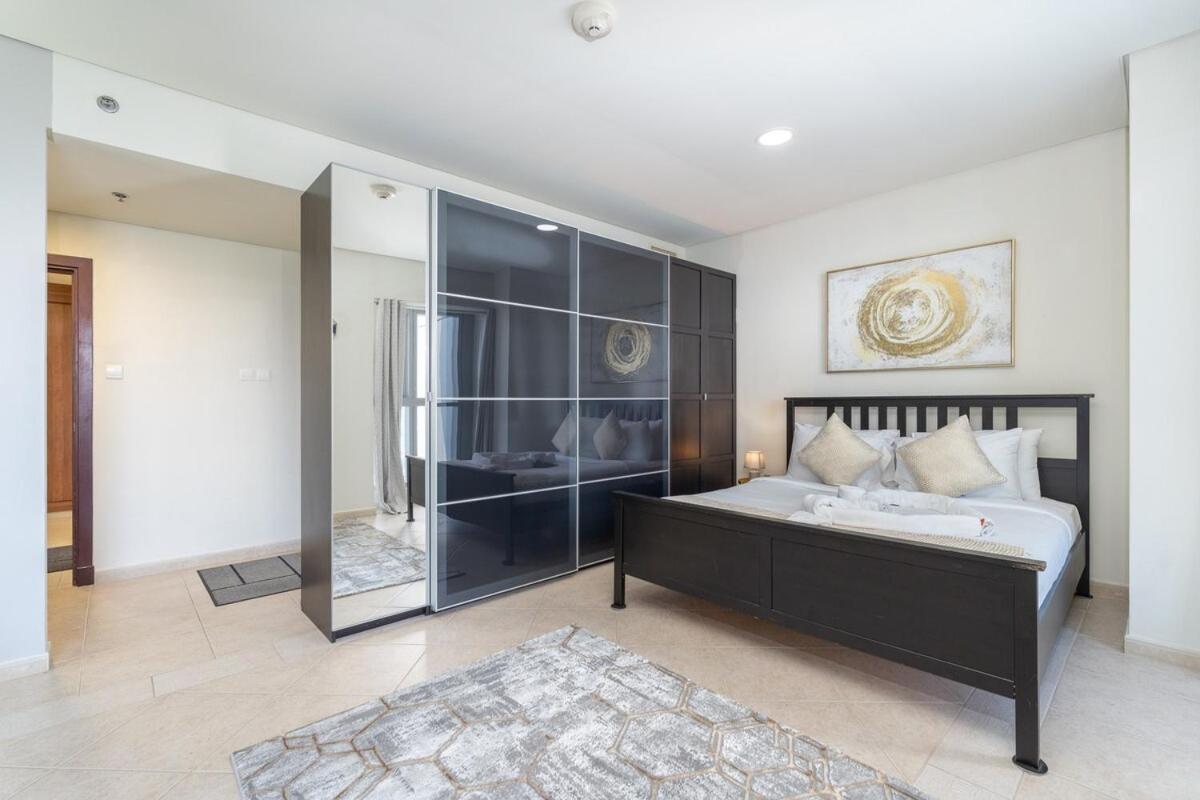 Daire Stunning 1-bedroom With Marina Views *