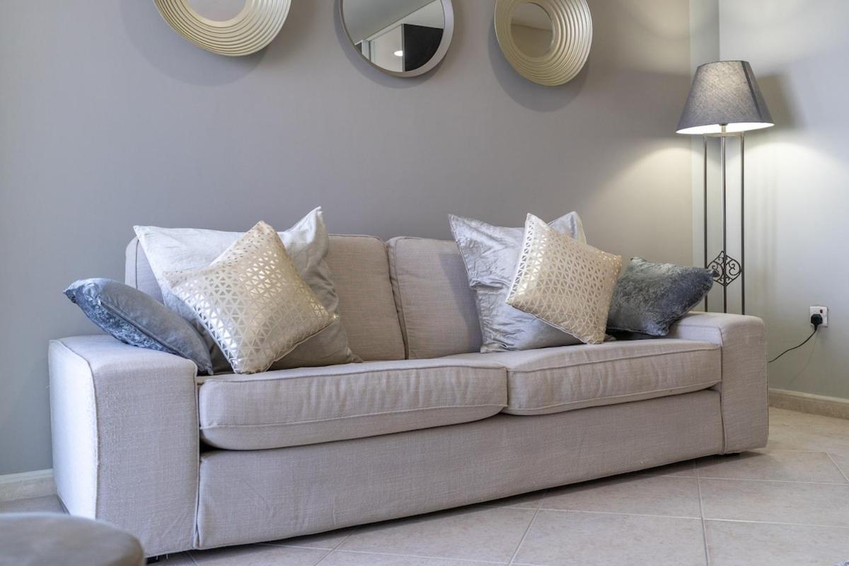 Daire Stunning 1-bedroom With Marina Views *