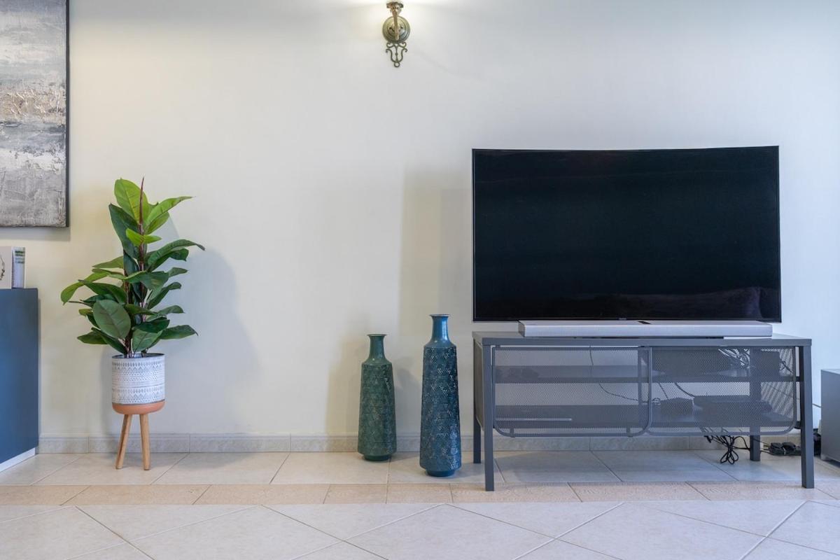 Stunning 1-bedroom With Marina Views Daire
