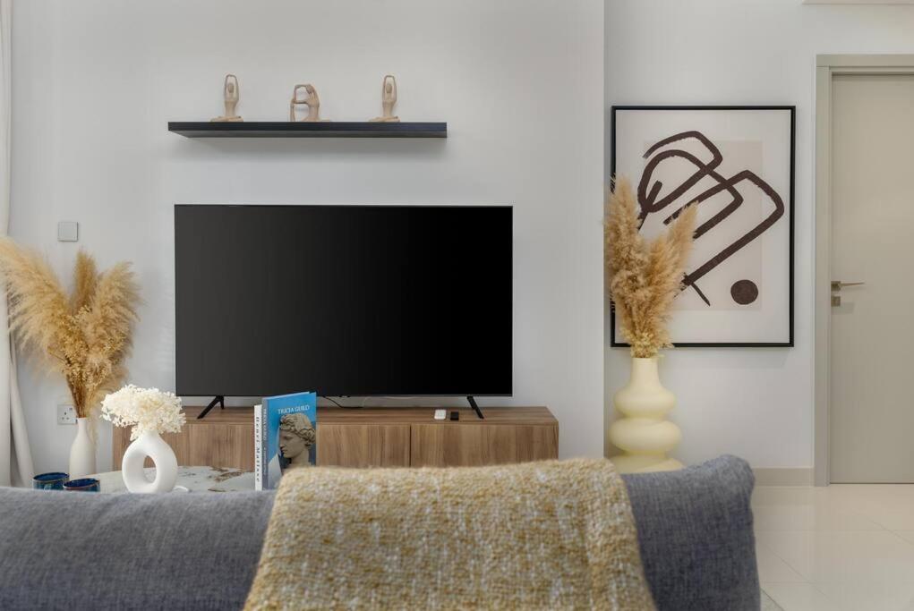 White Sage Sun And 1br At Isle Emaar Beachfront Daire Dubai