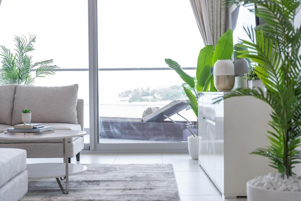 Sleeps 4 With The Palm Beach View