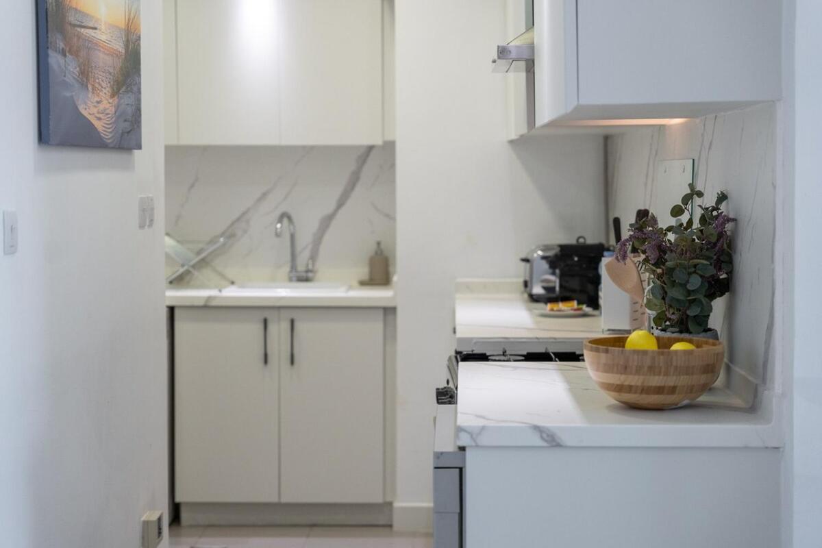 Sleeps 4 With The Palm Beach View Apartment Dubai