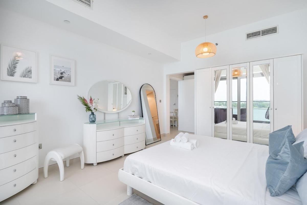 Sleeps 4 With The Palm Beach View Apartment *