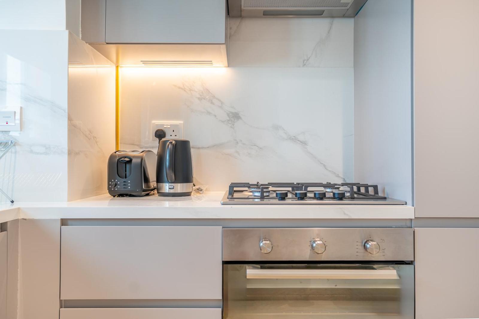 Rh - Stunning Canal View 01 Bedroom With Amenities, Newly Furnished *