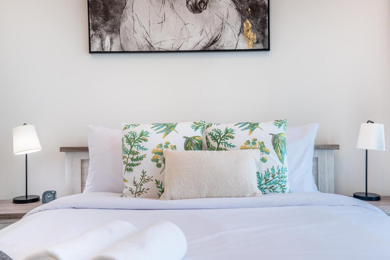 Rh - Stunning Canal View 01 Bedroom With Amenities, Newly Furnished