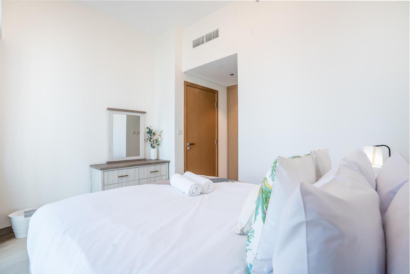 Rh - Stunning Canal View 01 Bedroom With Amenities, Newly Furnished Apartment