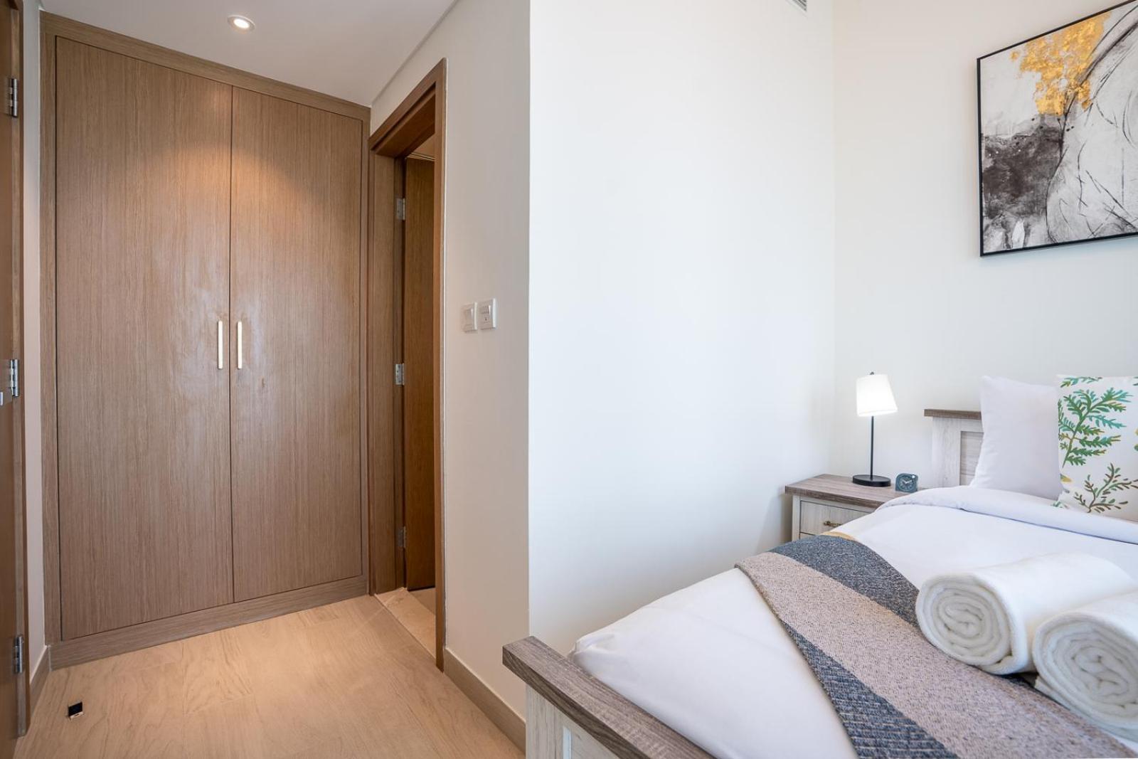 Rh - Stunning Canal View 01 Bedroom With Amenities, Newly Furnished Apartment