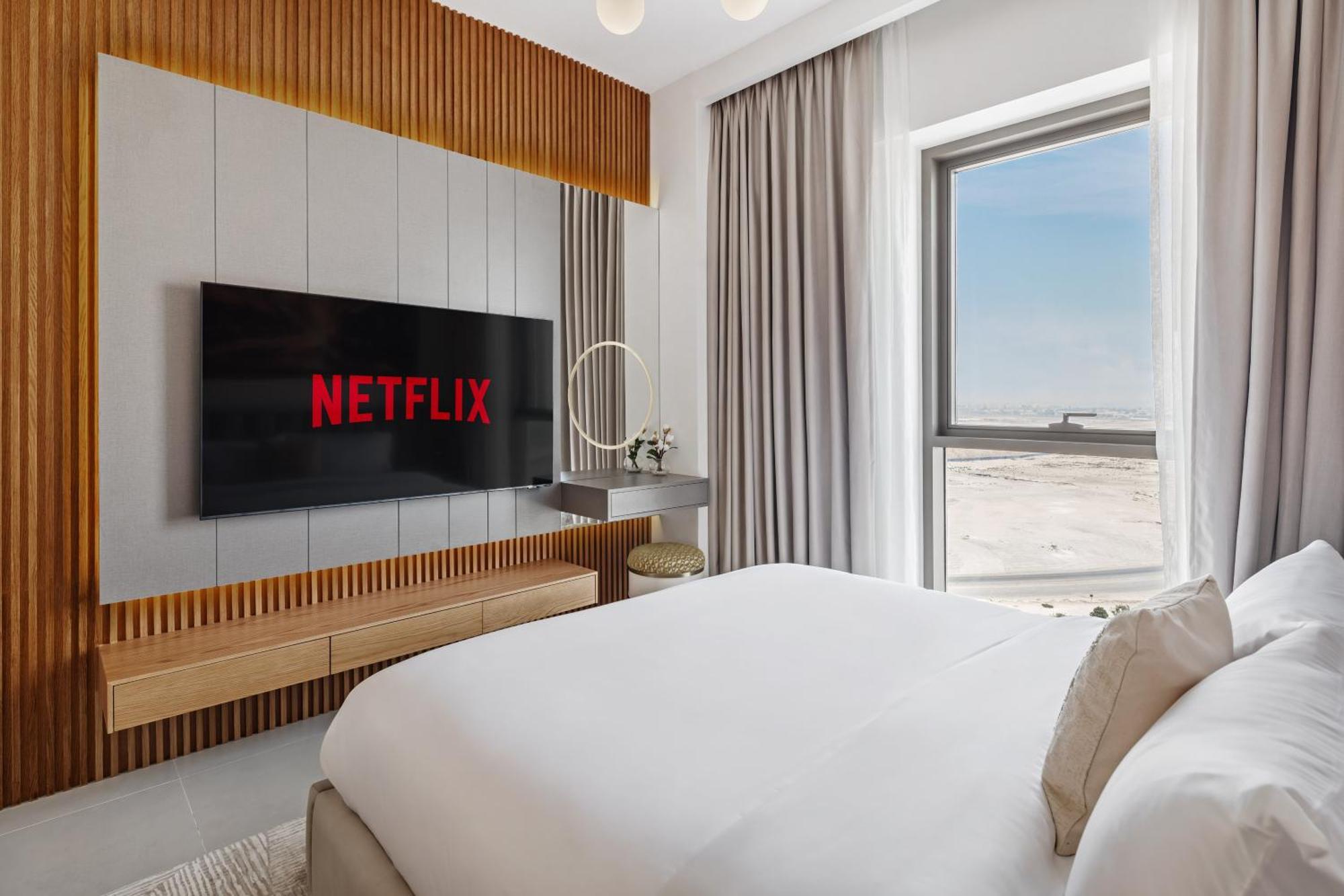 Family Friendly Luxurious Waterfront - By Dustay * Dubai