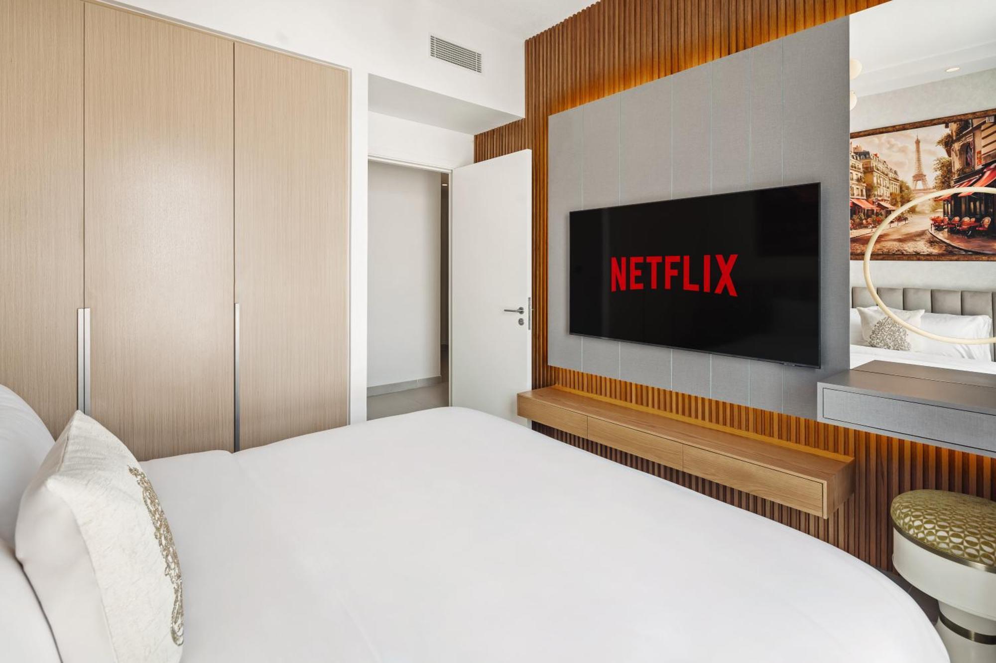 Family Friendly Luxurious Waterfront - By Dustay Dubai