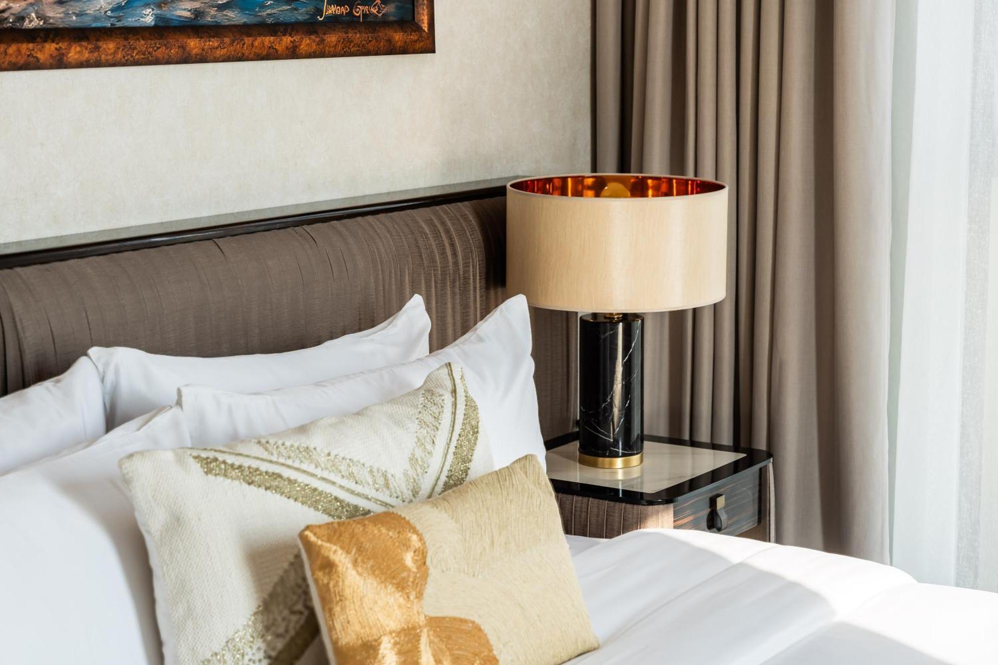 Family Friendly Luxurious Waterfront - By Dustay Apartment *