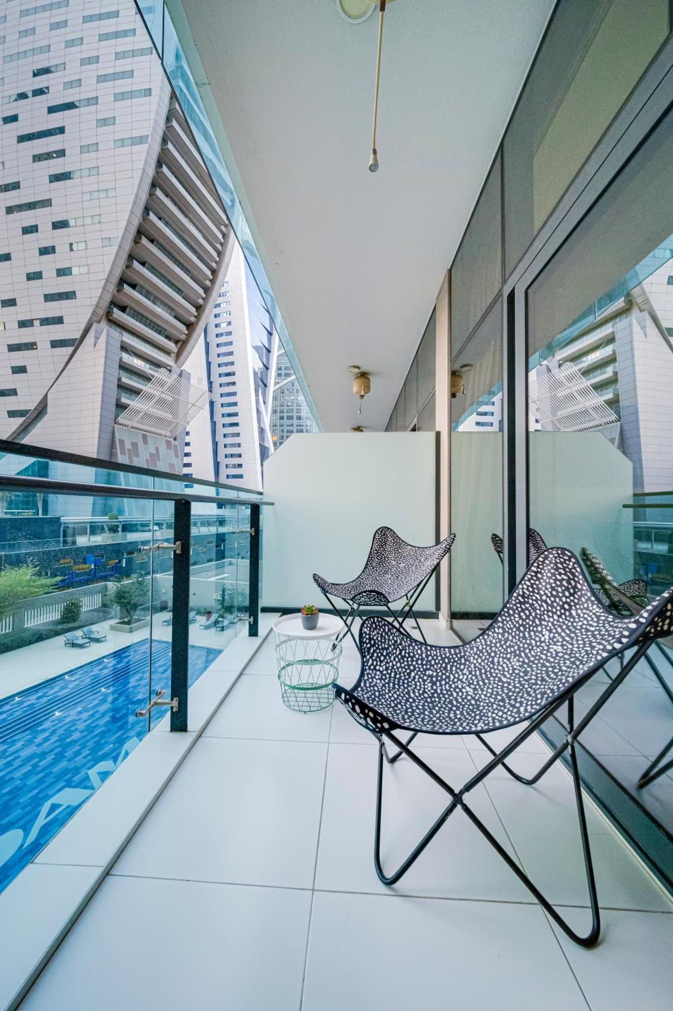 Chic 1br Getaway- 4min Walk To Business Bay Metro & 10min To Burj Khalifa Apartment *