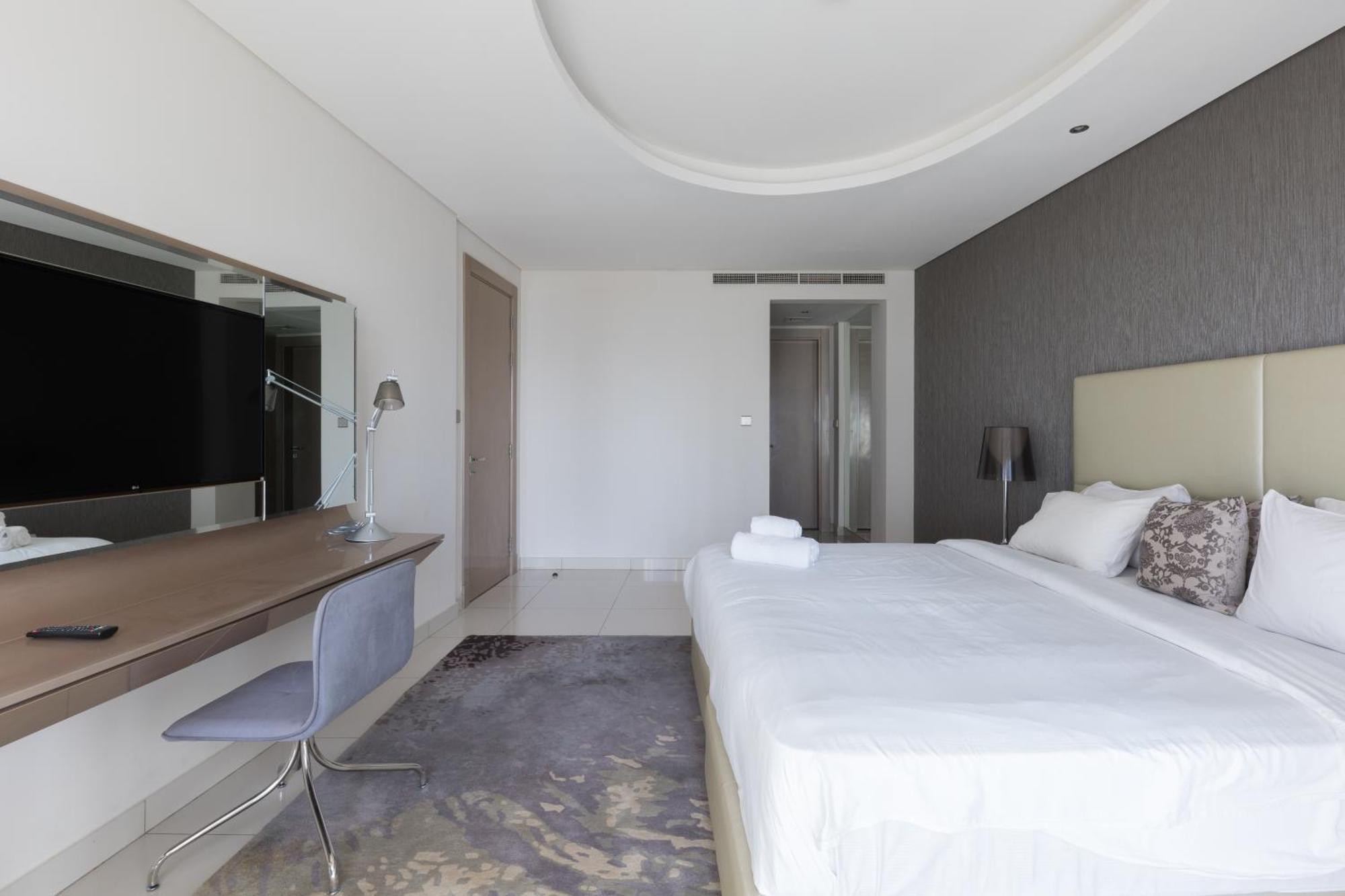 Cozy 1br With Balcony Great View, Damac Towers Apartment