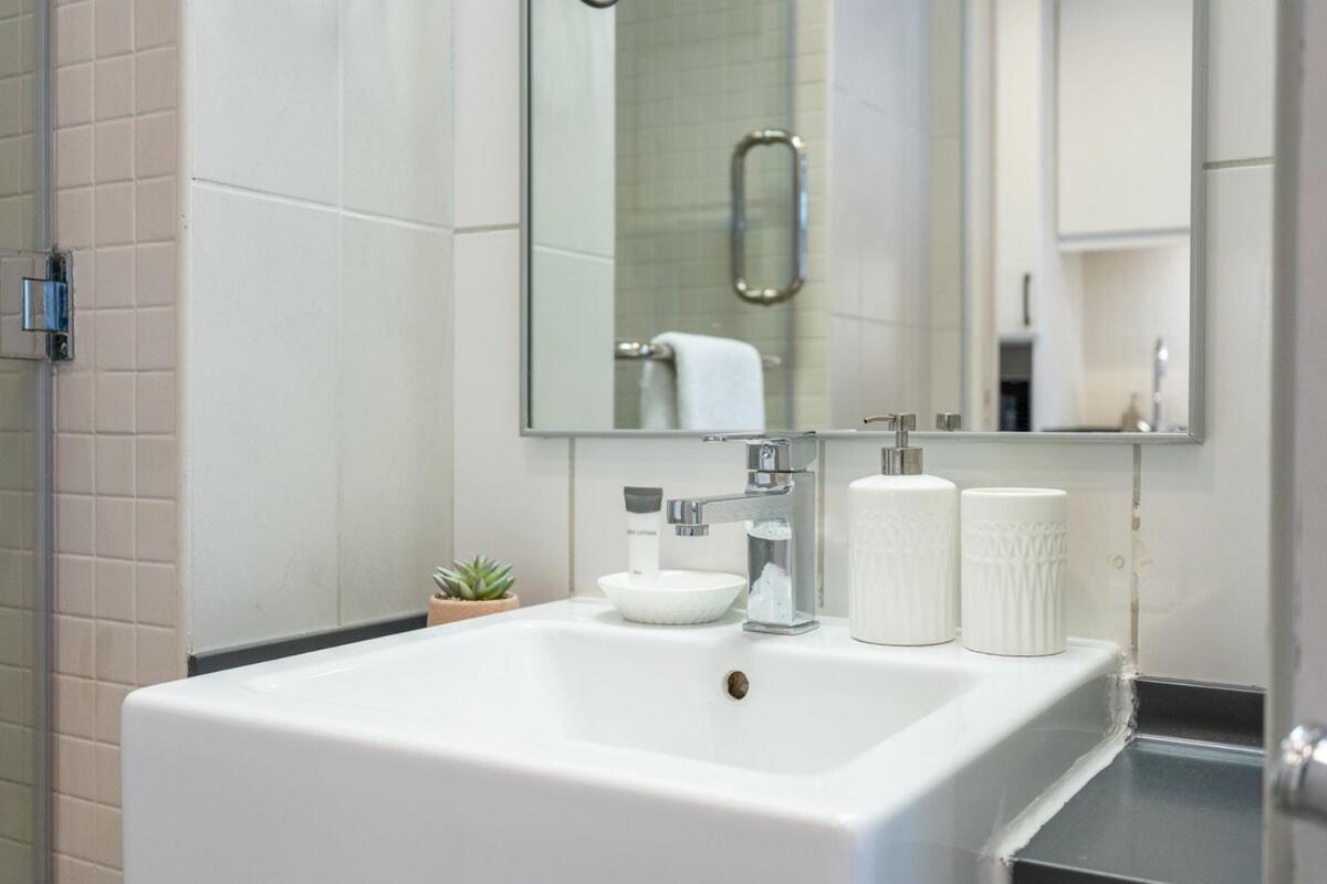 Sleek Studio At Palm Jumeirah With Ocean Vibes Dubai