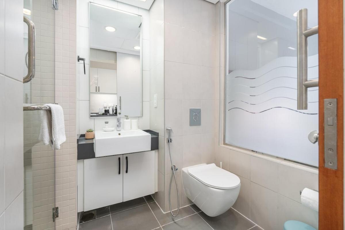 Sleek Studio At Palm Jumeirah With Ocean Vibes Dubai