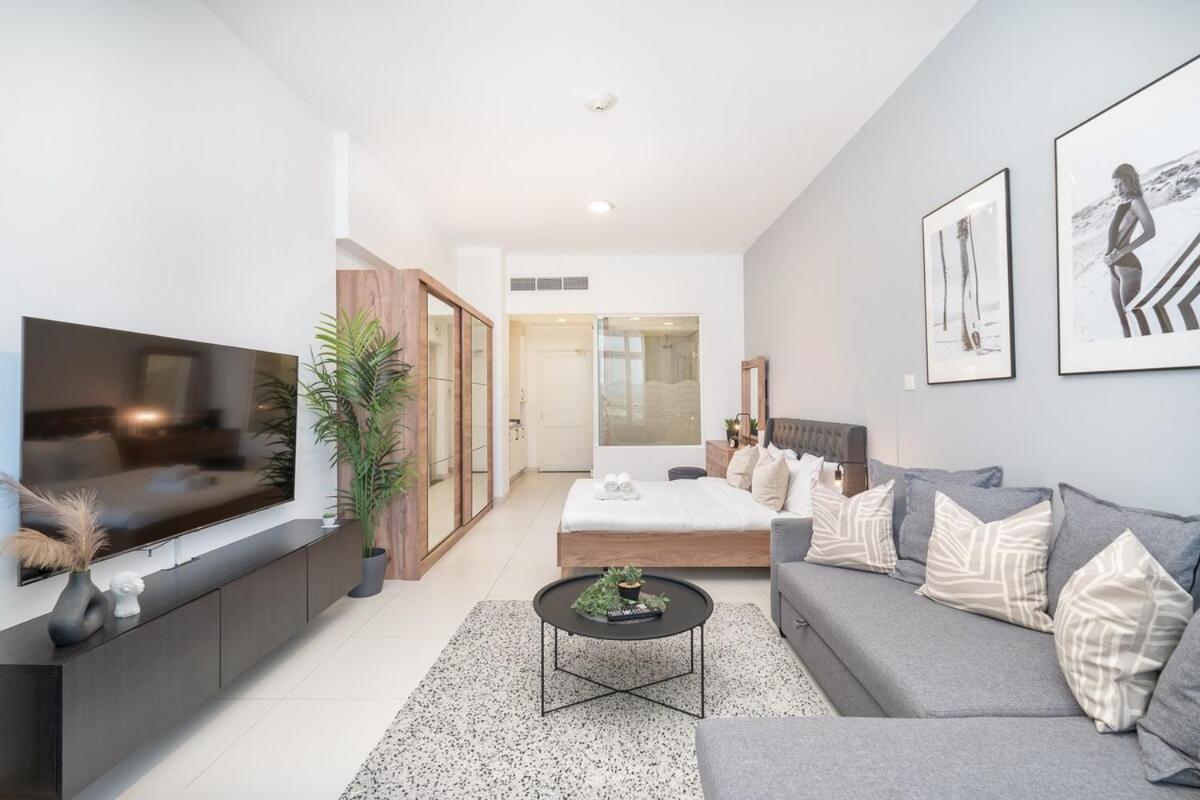 Sleek Studio At Palm Jumeirah With Ocean Vibes Dubai
