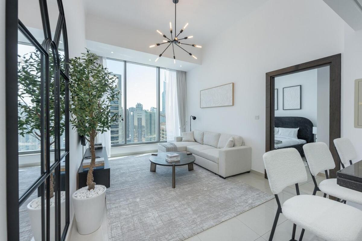 Elegant 1-bedroom With Skyline Views In Marina