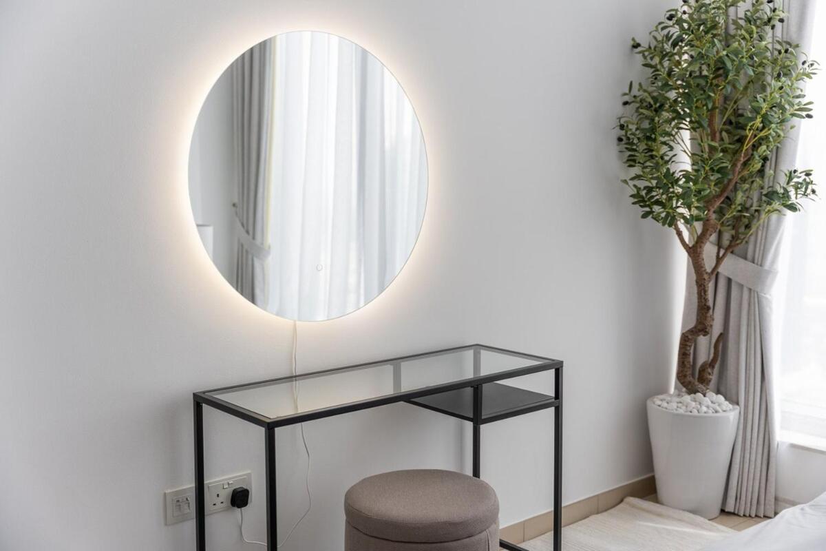 Elegant 1-bedroom With Skyline Views In Marina *