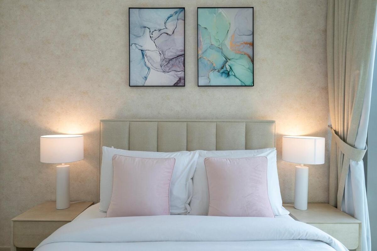 Beautiful 2-br Flat In Downtown Luxury Living At Its Daire Dubai