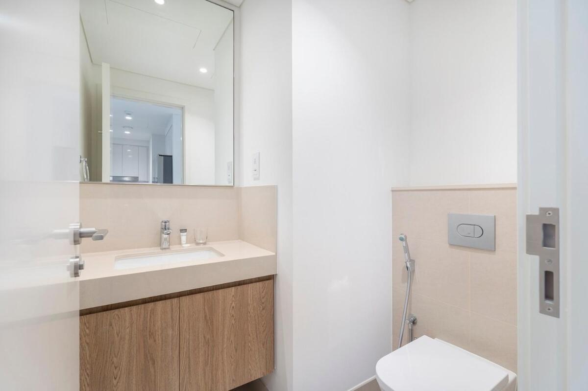 Beautiful 2-br Flat In Downtown Luxury Living At Its Daire Dubai