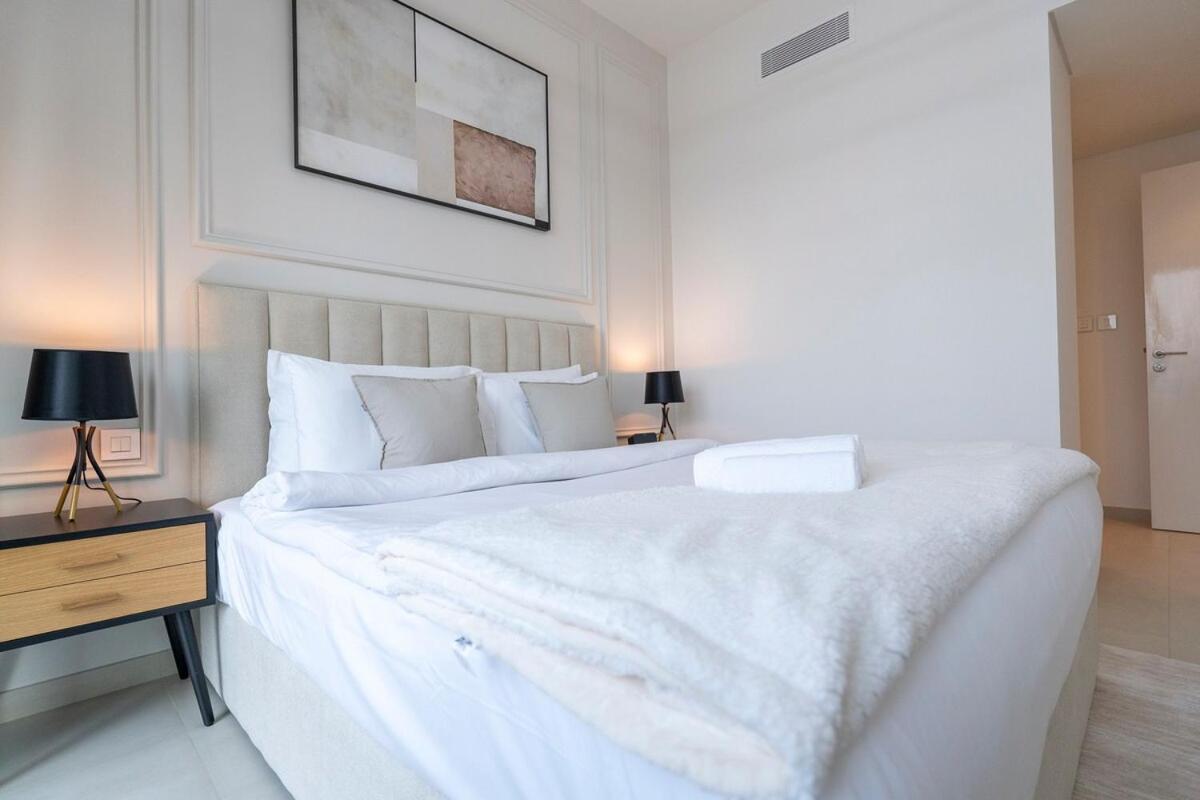 Beautiful 2-br Flat In Downtown Luxury Living At Its Daire Dubai