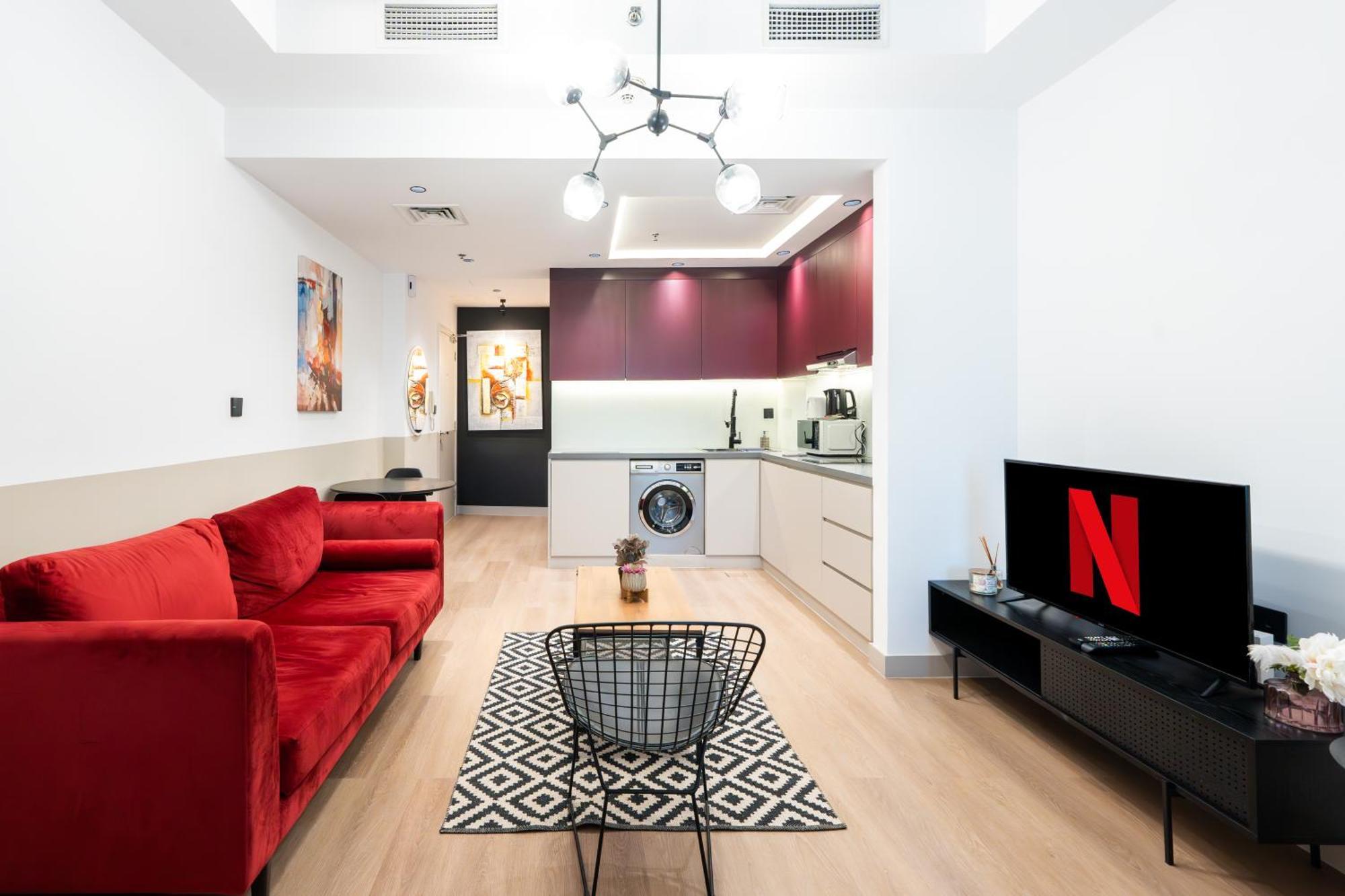 Modern And Chic - - Jlt