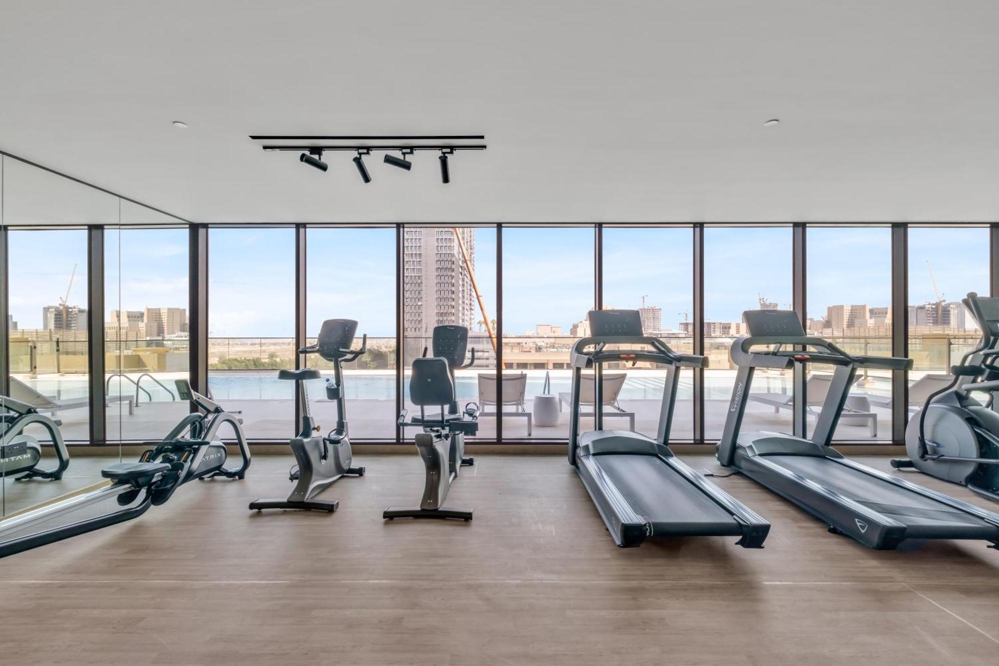Apartment Chic 2br For 6 With King Bed, Pool, Stunning Views *