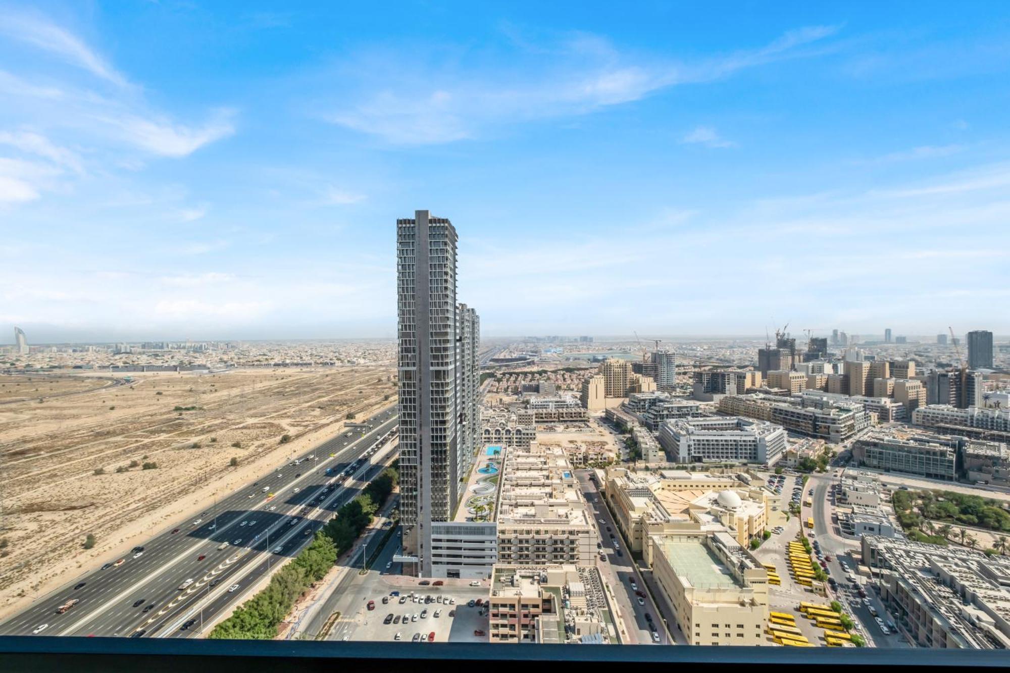 Chic 2br For 6 With King Bed, Pool, Stunning Views Apartment Dubai