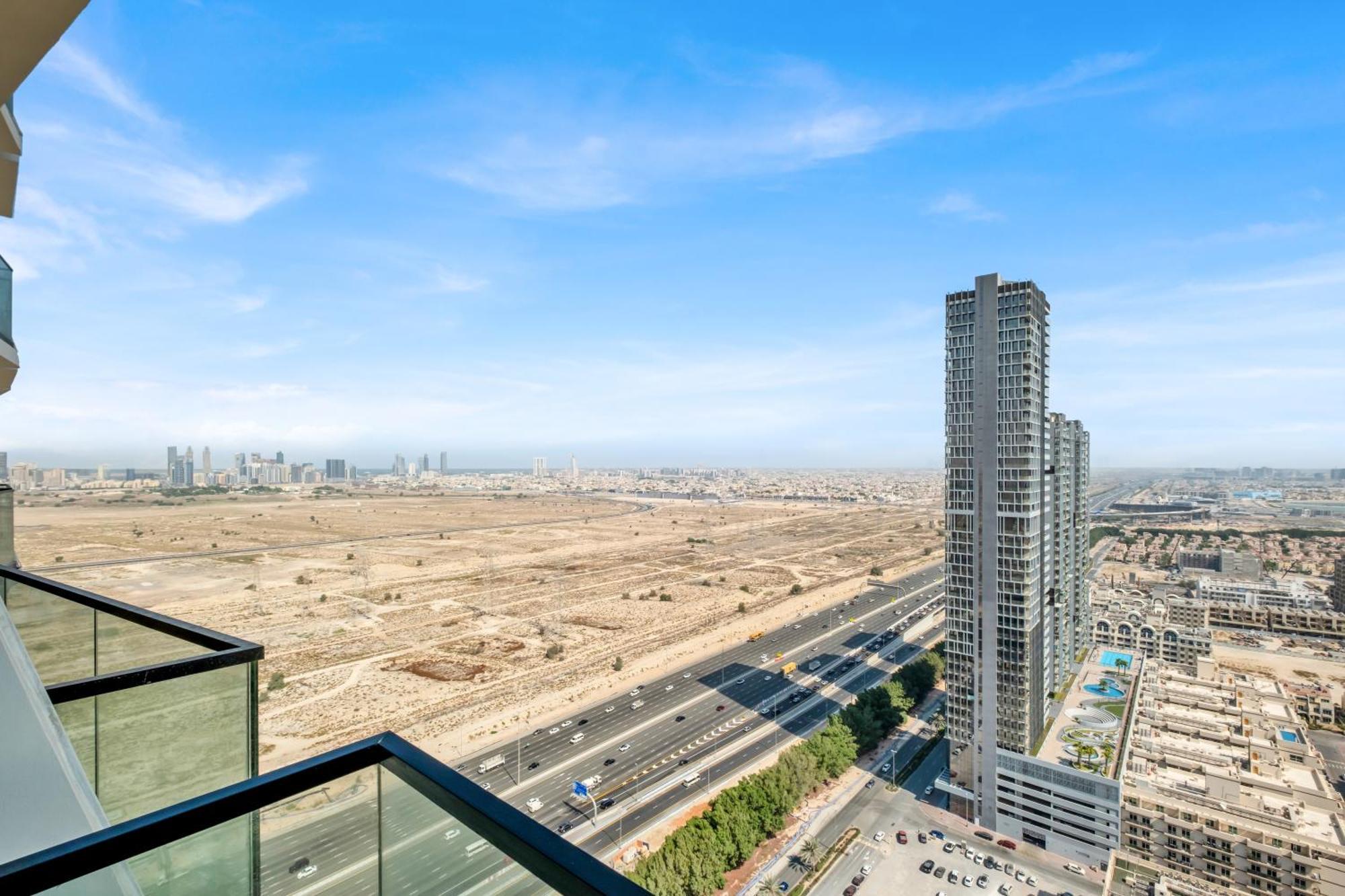 Chic 2br For 6 With King Bed, Pool, Stunning Views Dubai