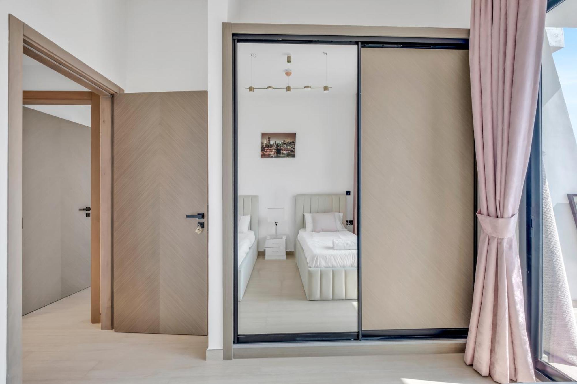 Apartment Chic 2br For 6 With King Bed, Pool, Stunning Views