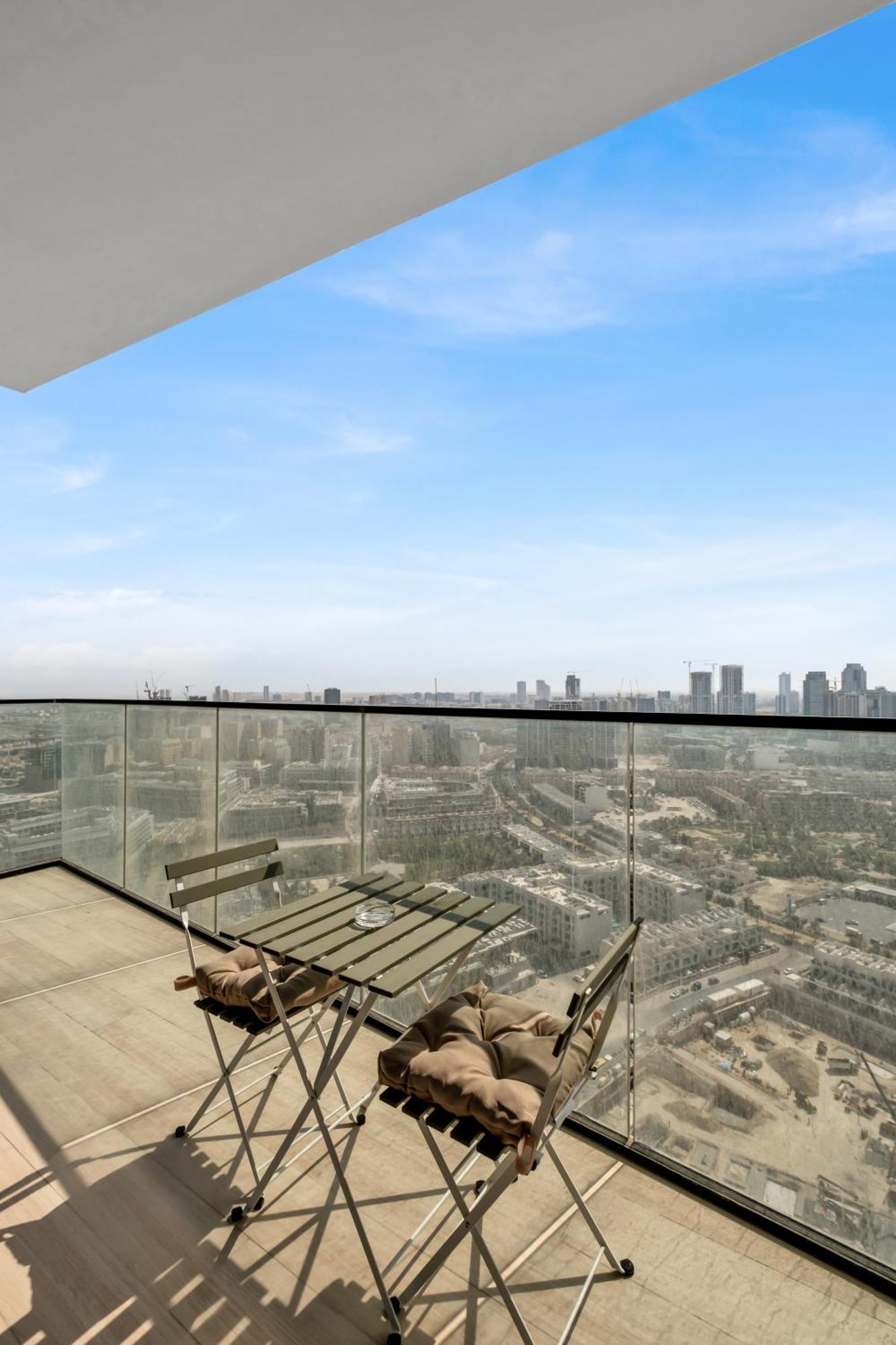 Chic 2br For 6 With King Bed, Pool, Stunning Views Dubai