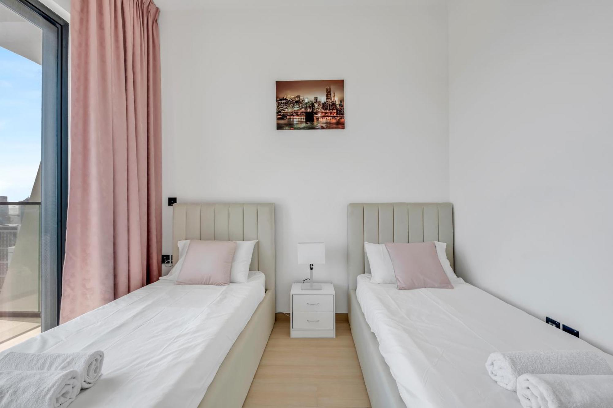 Chic 2br For 6 With King Bed, Pool, Stunning Views * Dubai
