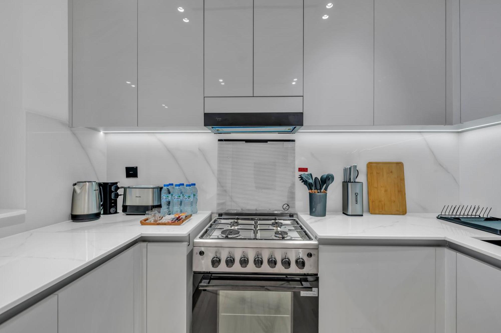 Apartment Chic 2br For 6 With King Bed, Pool, Stunning Views *