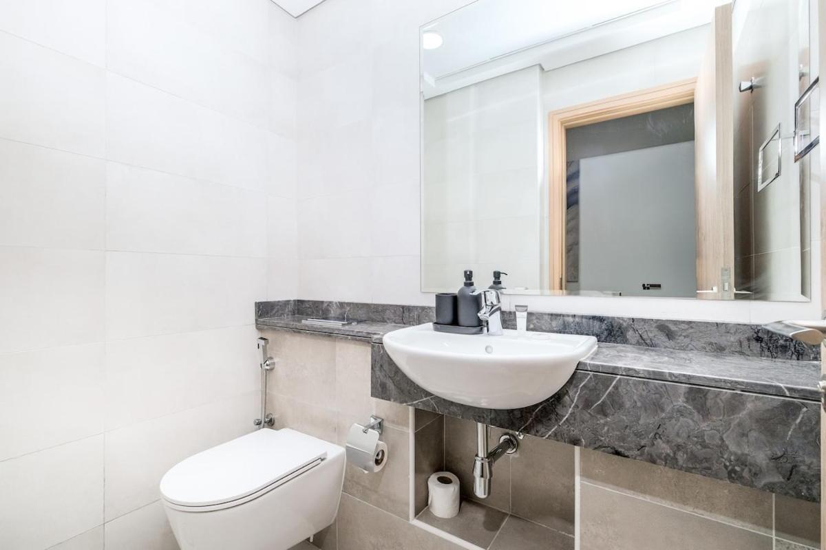 Serene 1-bedroom For 4 In Business Bay *