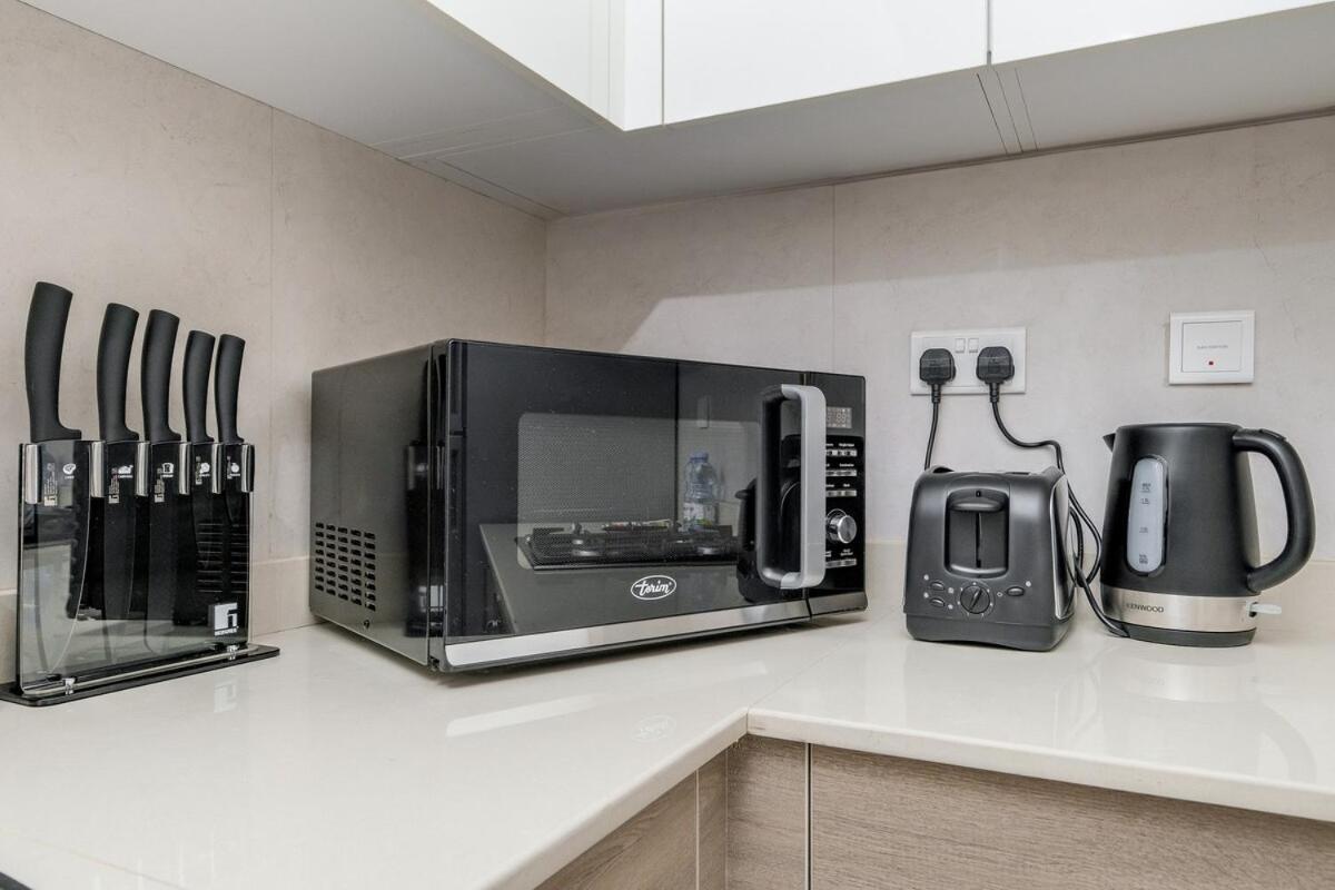 Serene 1-bedroom For 4 In Business Bay *