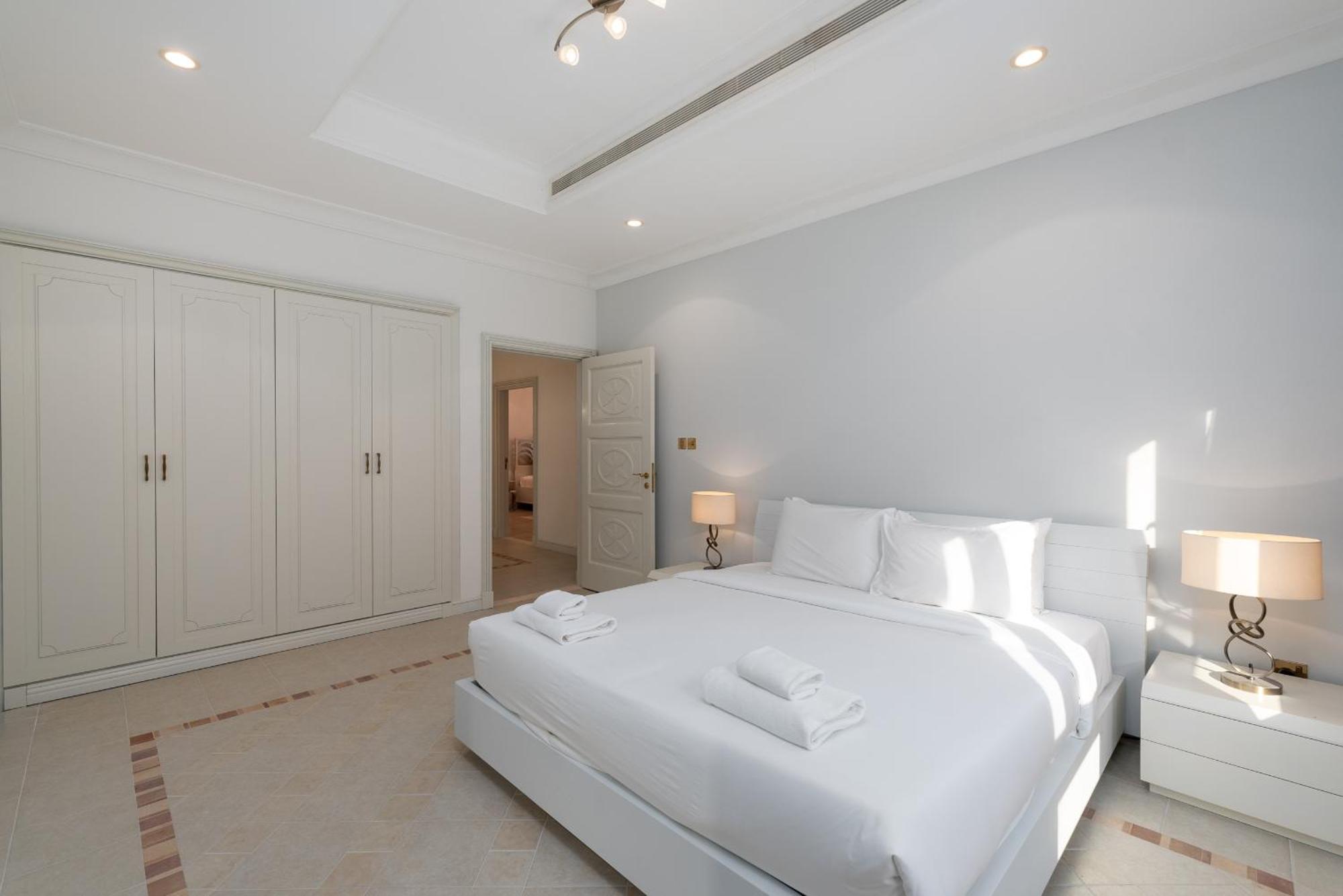 Frond M, Beachfront Villa, Palm Jumeirah - Mint * Dubai