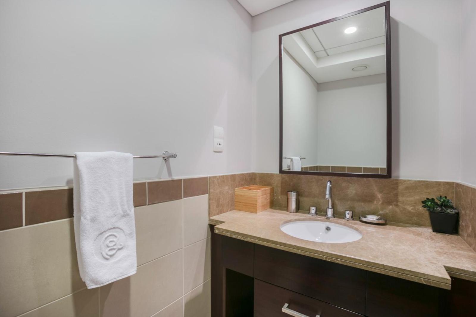 Luxury 1 Bedroom Burj Khalifa Downtown Apartment *