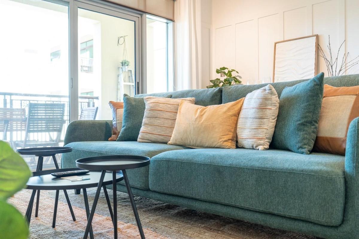 Warm 2-bedrooms With Modern Kitchen Interior In The Greens! Apartment *