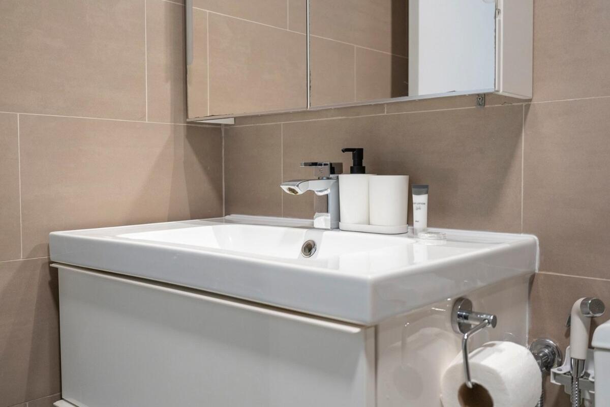 Warm 2-bedrooms With Modern Kitchen Interior In The Greens! Dubai