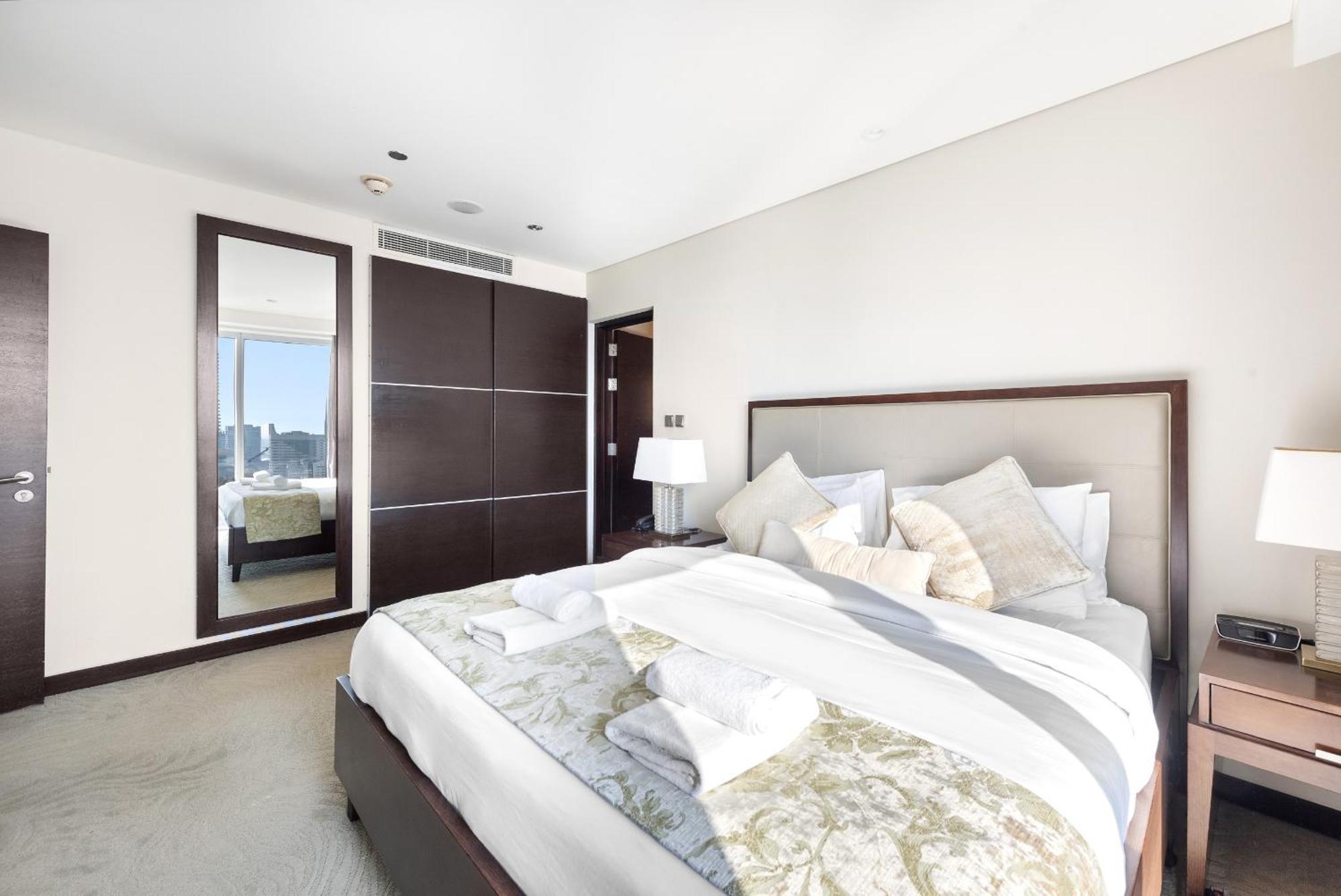 Vayk - Elegant 1 Bedroom Overlooking Marina Canal Dubai