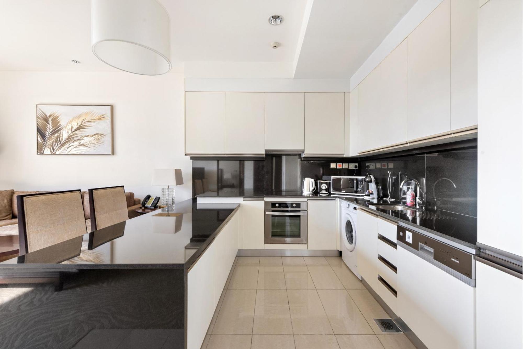 Vayk - Elegant 1 Bedroom Overlooking Marina Canal *