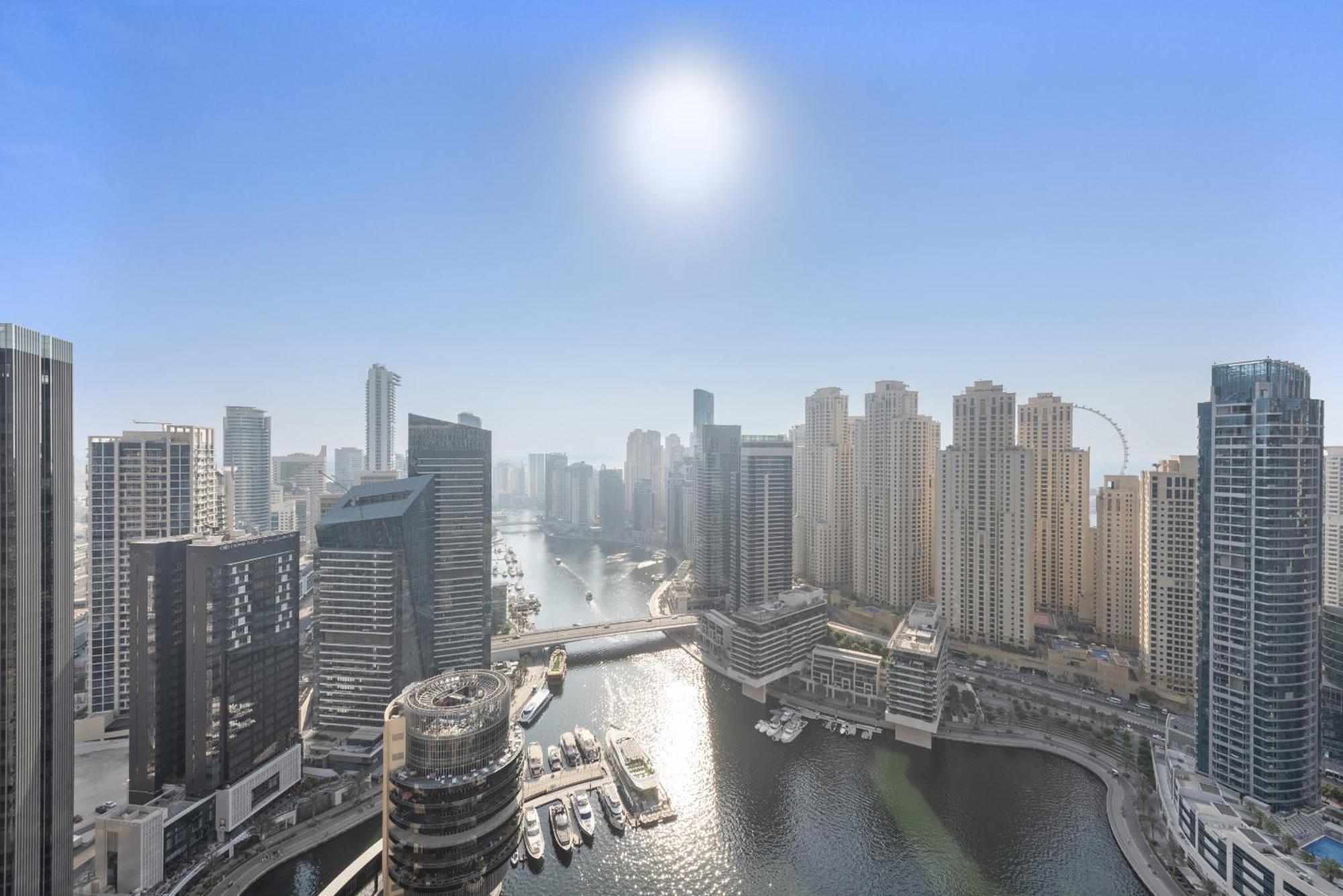 Vayk - Elegant 1 Bedroom Overlooking Marina Canal Apartment