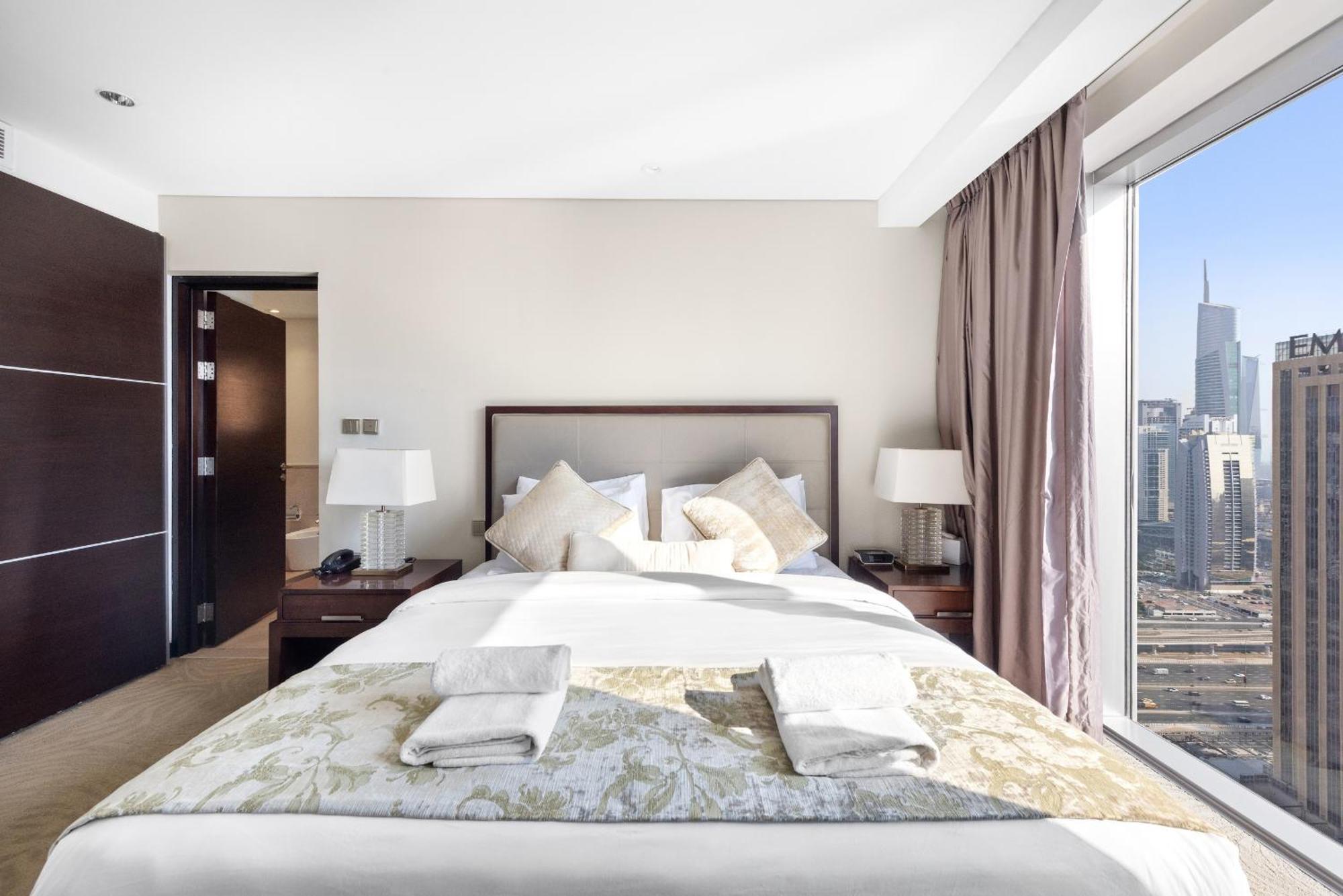Vayk - Elegant 1 Bedroom Overlooking Marina Canal Apartment *